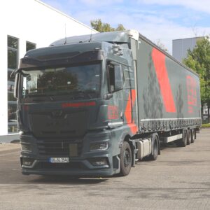 Neuer MAN-Sattelzug von Schlimgen Logistics in Anthrazit auf dem Hof in Troisdorf