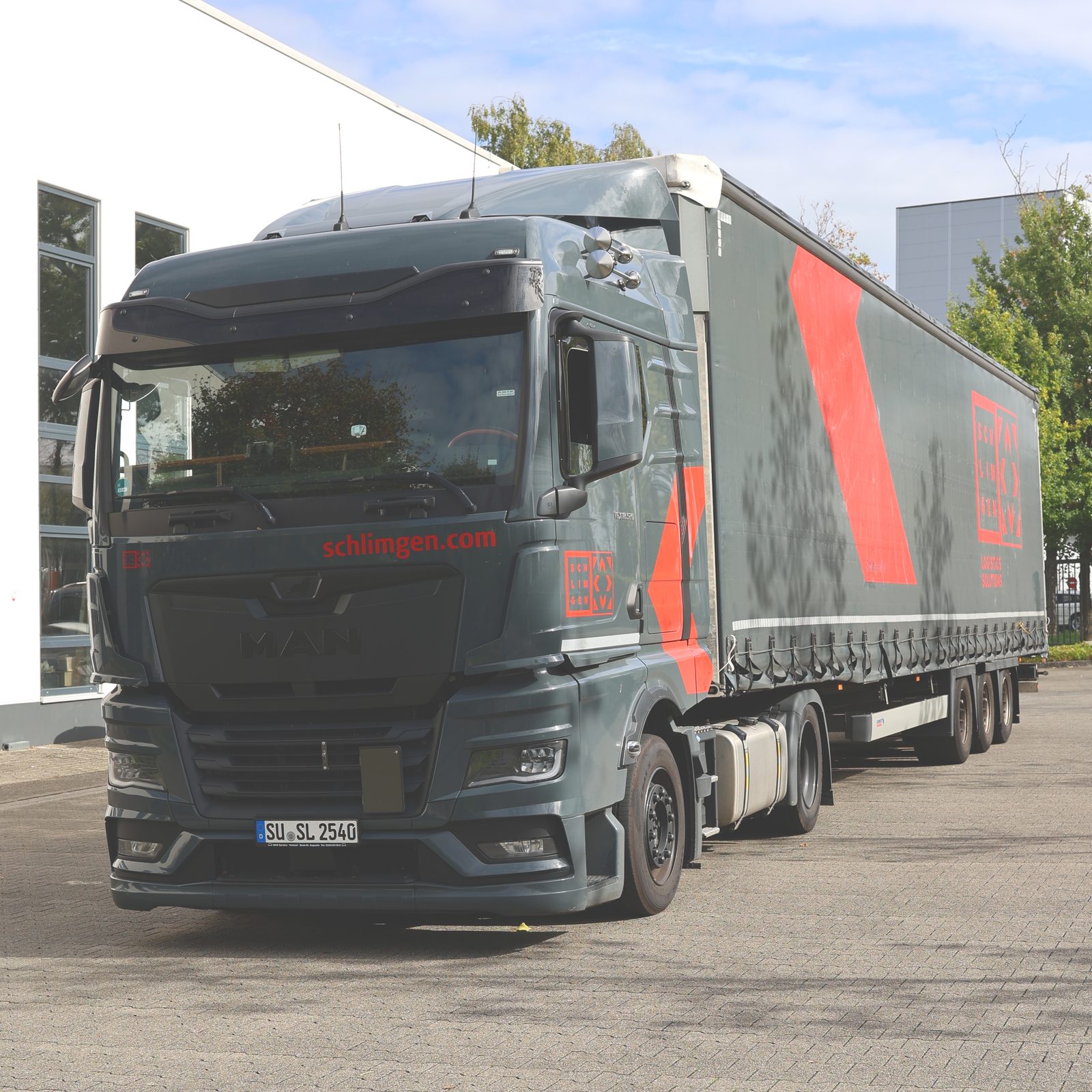 Neuer MAN-Sattelzug von Schlimgen Logistics in Anthrazit auf dem Hof in Troisdorf